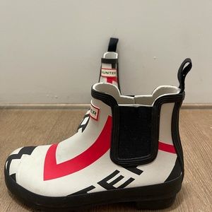 Chelsea hunter logo rain boots